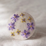 刺繍ブローチ すみれ色フラワー　ヘアゴム可 くるみボタン　送料無料