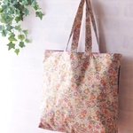 和柄の巾着付きトートバッグ　金彩の小花柄　アイボリー