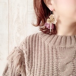 アクリルフラワーとタッセルチェーンのフックピアス