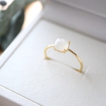 6月の誕生石。タンザニア産 ホワイトムーンストーン 6mm 華奢リング