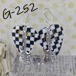 ギターピックピアス/イヤリング☆ ✨💜