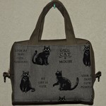 ★猫柄　ボストンバック　外ポケット２つ付き