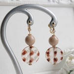 ベージュのコットンパールとレオパード柄のイヤリング／樹脂ノンホールピアス／ピアス／樹脂ピアス