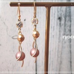 ピンクベージュパールの揺れるツイストデザインピアス❖