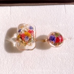 ドライフラワーを閉じ込めた宝石風キラキラリング