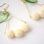 アクリルローズとリーフのピアス
