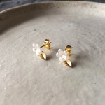 小ぶりな桜のピアス ホワイト_お呼ばれにも！