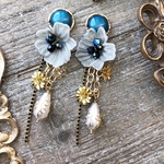 ブルーボタンとお花ピアス