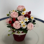 C  薔薇と実をあしらった春色の鉢  樹脂粘土 ミニチュア