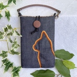手刺繍のグラデーションねこスマホポーチ　ブラックデニム×ブラウン