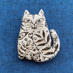 木彫り　ボタニカル柄の猫のブローチ