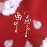 【さくら、咲く】桜に小さな花びらが揺れるピアス/p1177