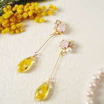 ビジューとお花のしずく　～ミモザ～　イヤリング/ピアス/スワロフスキー/ゆらゆら/しずく/ドロップ/レジン/春