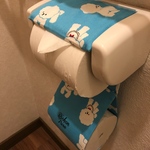 ビションフリーゼのトイレットペーパーホルダー　水色