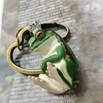 (再販)可愛いカエル王子のバッグチャームにもなるハートのキーリング