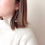 揺れるひねりピアス.イヤリング
