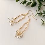 スワロフスキーパールとお花が揺れるピアス