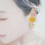 ふわふわ黄色カボションのピアス