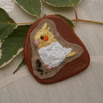 本革レザー×刺繍 ブローチ オカメインコ　インコ オウム 小鳥