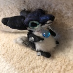 青く輝く黒お守りきつねさん