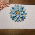つまみ細工 髪飾り(ブローチ 青系 金具:ゴールド) 
