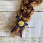 大人かわいい手刺繍ミモザのリボンヘアゴム(ネイビーブルー) グログランリボン　ボタン　リネン