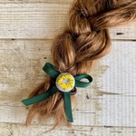 大人かわいい手刺繍ミモザのリボンヘアゴム(グリーン) グログランリボン　ボタン　リネン