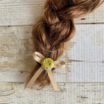 大人かわいい手刺繍ミモザのリボンヘアゴム(ベージュ) グログランリボン　ボタン　リネン