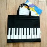 ピアノ鍵盤のレッスンバッグ
