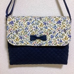 【ooriririoo様 オーダーページです】 小花のお花畑(紺)   ポシェット キッズ 