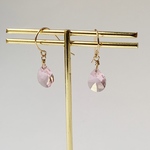 14kgf 淡いピンクのスワロフスキーシンプルピアス