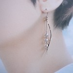 ＊シルバー925＊クールな大人の輝き　スワロフスキーの揺れる3連ピアス＊イヤリングに変更可能＊ウエーブ＊アメリカンピアス風＊