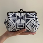 北欧刺繍　ホワイト×ネイビー　大きながま口ポーチ　コスメポーチ　