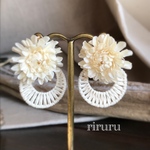 布花ホワイトとリネンホワイトのラタン風の2WAYピアス