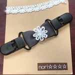 再販☻ リボン型マルチクリップ  グレー小花