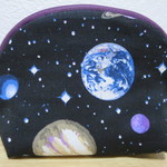 宇宙柄のポーチ