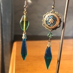 エメラルドグリーンとスカイブルーのアシンメトリーピアス