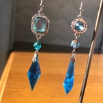 スカイブルーとスノーブルーのアシンメトリーピアス