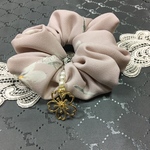 桜のチャーム付きシュシュ