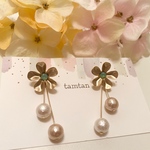 お花ピアスパール