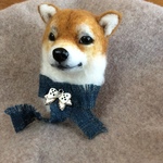 藍のスカーフを纏った柴犬ブローチ