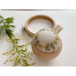 現品販売 𓊆 ミモザ刺繍の針山 𓊇﻿