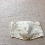 子ども用立体マスク　ゴールドチェリー　クリーム色