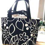 ランチバッグ　黒地に白い線描きの花