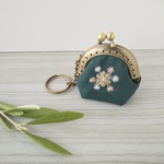 フォレストグリーンの刺繍ミニミニがま口ポーチ アクセサリーケース