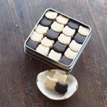 「こねこたちのチョコサンド♪クッキー缶」（M）