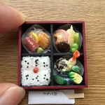 幕の内弁当  縁赤