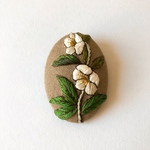 【受注制作】植物図鑑 クリスマスローズ 刺繍ブローチ   ベージュホワイト