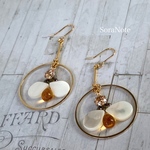 白蝶貝のミツバチ風ピアス/イヤリング