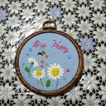 刺繍壁飾りBee Happyデージーと蜂《送料込み》